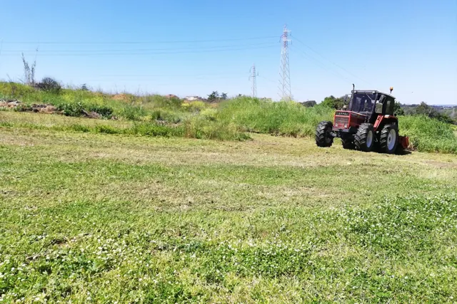 Il trattore prepara il terreno per i nuovi lotti